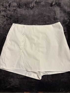 SHEIN White Side-Button Skort Shorts